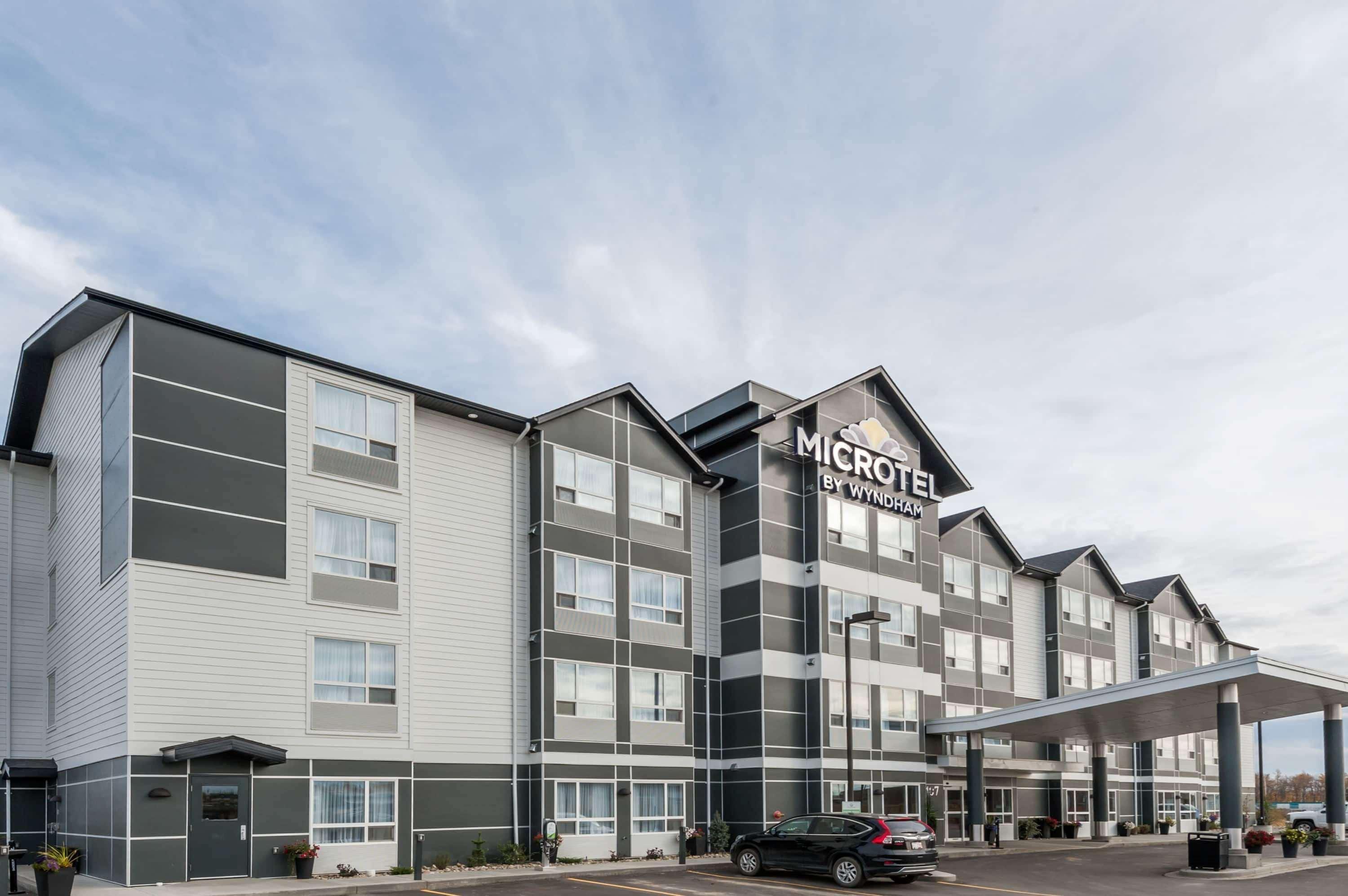 圣约翰堡麦克罗特套房酒店 Fort St. John 外观 照片